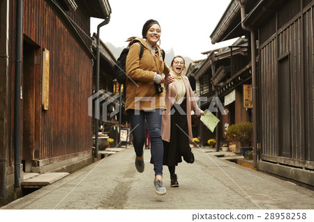 外國婦女和日本婦女觀光的老街道 28958258