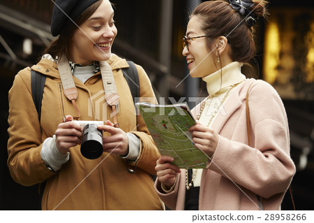 Foreign women and Japanese women sightseeing old streets Foreign women and Japanese women sightseeing old streets 28958266