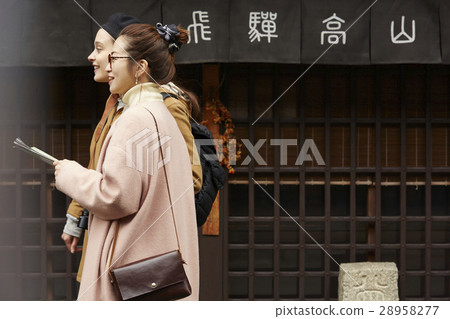 Foreign women and Japanese women sightseeing old streets Foreign women and Japanese women sightseeing old streets 28958277