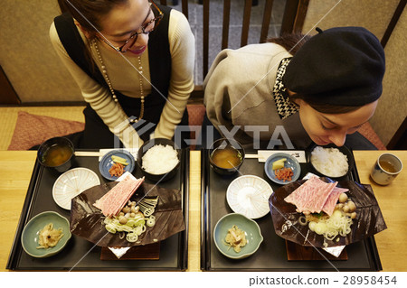 享受飛beef牛肉美食午餐和日本女性的外國女性 28958454