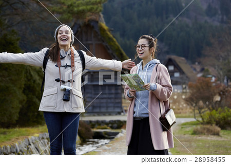Women traveling in the architecture with joint formation Women traveling in the architecture with joint formation 28958455