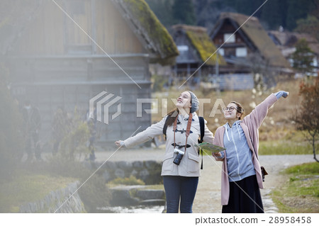 Women traveling in the architecture with joint formation 28958458