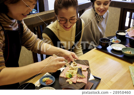 Foreign women who enjoy Hida beef gourmet lunch and Japanese women 28958460