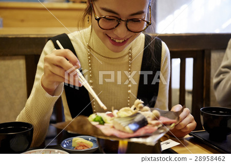 婦女享受飛beef牛肉美食午餐 28958462