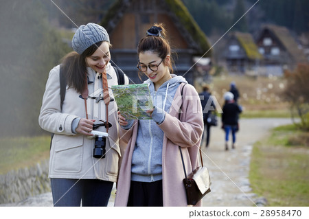 Women traveling in the architecture with joint formation 28958470