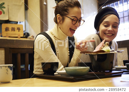 享受飛beef牛肉美食午餐和日本女性的外國女性 28958472