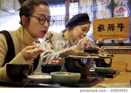 Foreign women who enjoy lunch and Japanese women 28958491