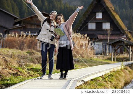 Women traveling in the architecture with joint formation 28958493