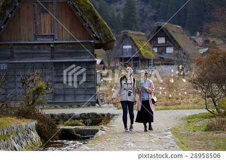 Women traveling in the architecture with joint formation 28958506