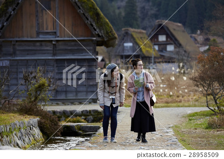 Women traveling in the architecture with joint formation 28958509