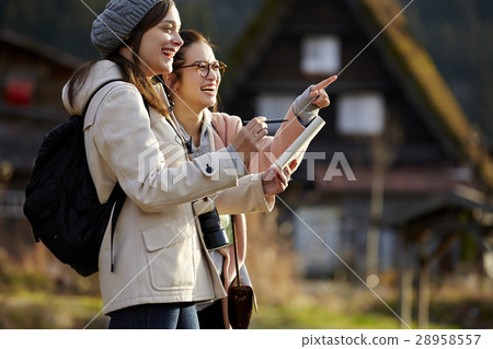 Women traveling in the architecture with joint formation 28958557