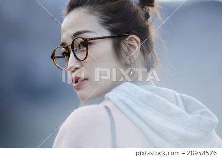 Women walking 28958576