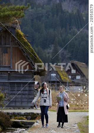 Women traveling in the architecture with joint formation 28958579