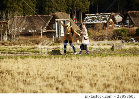 Women traveling in the architecture with joint formation 28958605