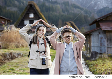 Women traveling in the architecture with joint formation 28958648