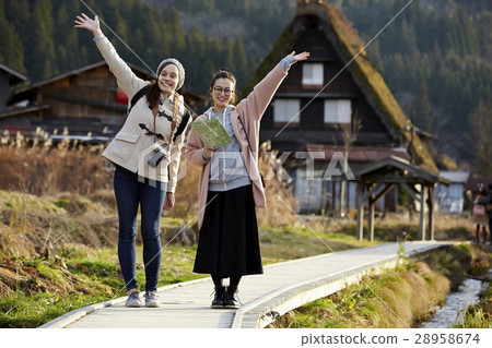 Women traveling in the architecture with joint formation 28958674