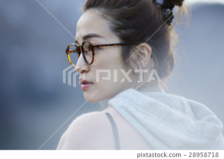 Female alone travel 28958718