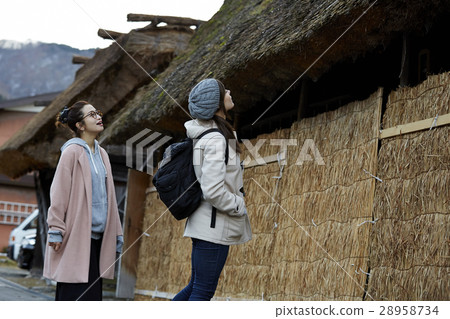 Women traveling in the architecture with joint formation Women traveling in the architecture with joint formation 28958734