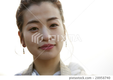 一個女人漫步在白川鄉Goseisaki定居點 一個女人漫步在白川鄉Goseisaki定居點 28958740