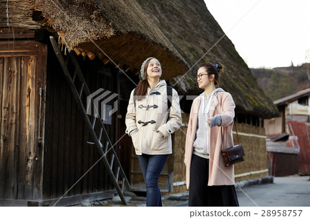 Women traveling in the architecture with joint formation Women traveling in the architecture with joint formation 28958757