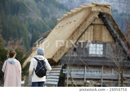 Women traveling in the architecture with joint formation Women traveling in the architecture with joint formation 28958758