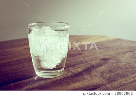 Glass of fresh mineral water with ice cubes  28962908