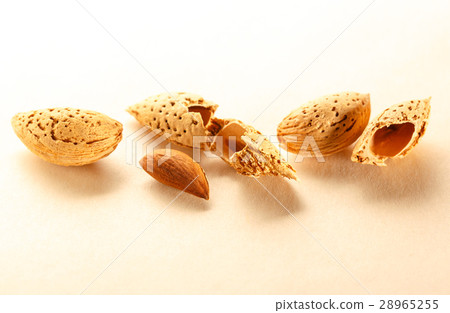 Dry almond nuts 28965255