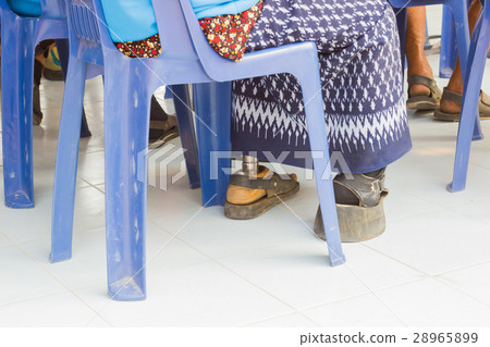asian old woman with aluminium prostheses asian old woman with aluminium prostheses 28965899