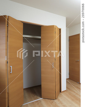 Western-style walk-in closet at the model house and entrance door Western-style walk-in closet at the model house and entrance door 28970066