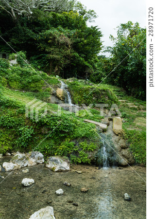 著名水流動的小瀑布 28971720