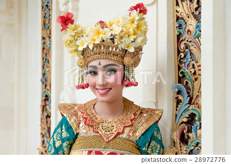 Bali Legong dancer 28972776