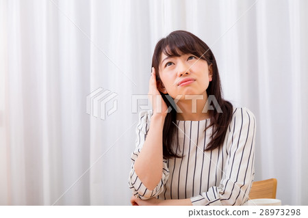 Worried headache headache hurts negative image poor physical condition female portrait 20's 30's 28973298