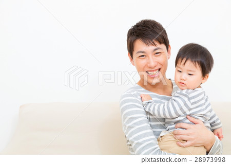 家庭單身父親Ikumen嬰孩和父親複製空間白色後面 28973998