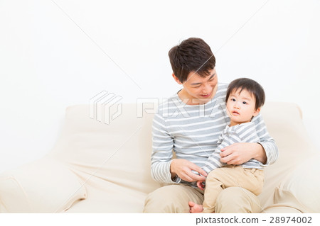 家庭單身父親Ikumen嬰孩和父親複製空間白色後面 28974002