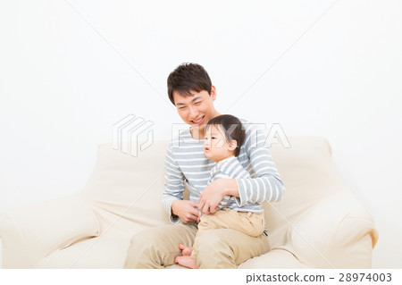 家庭單身父親Ikumen嬰孩和父親複製空間白色後面 28974003