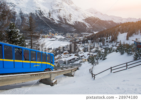 Cogwheel train to the village 28974180