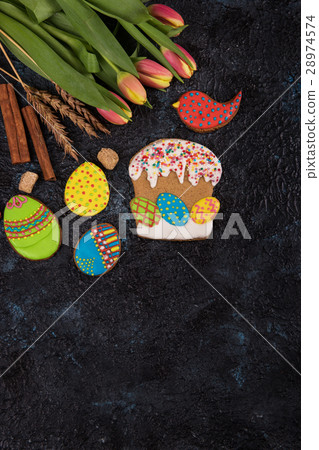 Tulips and gingerbread cookies 28974574