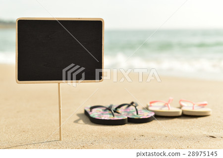 blank black signboard on the beach 28975145