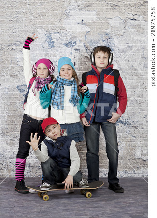 Group of teenagers 28975758