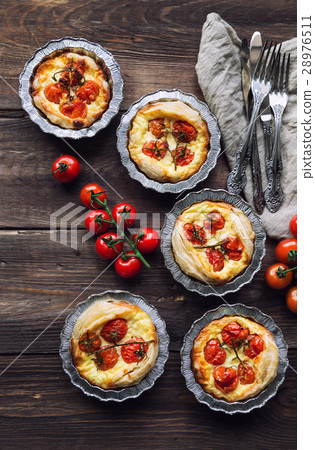 Mini tarts with cherry tomatoes and goat cheese 28976511