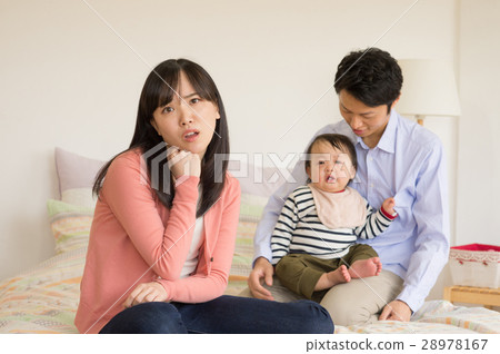 妻子和已婚夫婦患有撫養和嬰兒的孩子 28978167