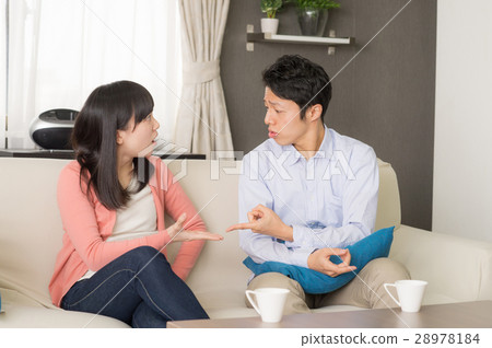 Young couple fighting 28978184