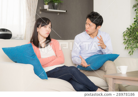 Young couple fighting 28978186