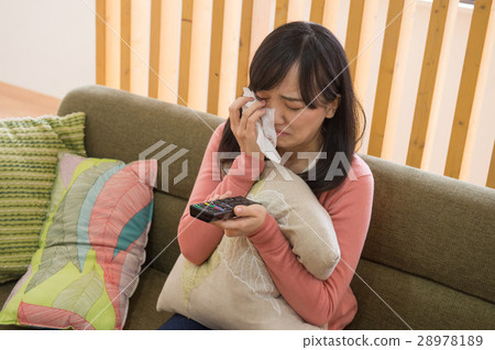 一個年輕的女人在電視上哭 28978189