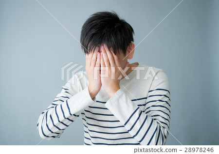 A 20-year-old man who covers his face 28978246