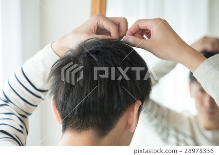 Men in their twenties who care about their hair 28978336