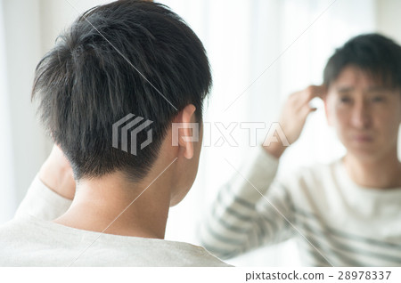 Men in their twenties who care about their hair Men in their twenties who care about their hair 28978337