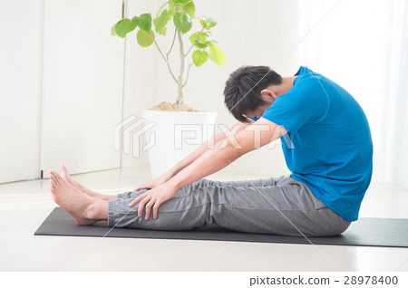 Men bending forward in the wrong form 28978400