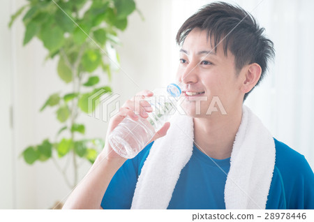 二十多歲的男人用毛巾擦汗 28978446