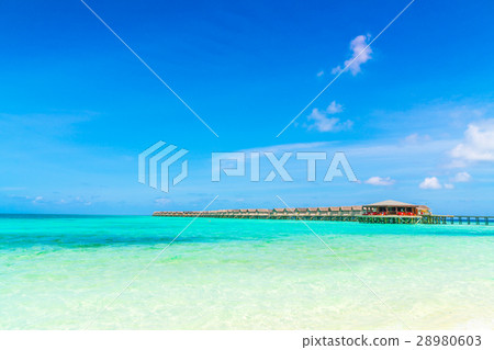 Beautiful water villas in tropical Maldives island . 28980603